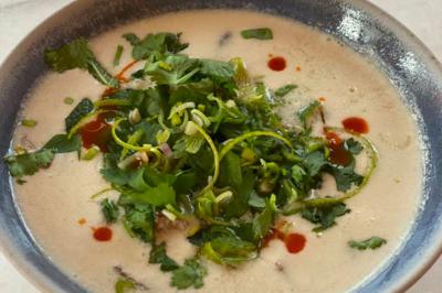 Soupe Tom kha kay,  de poulet thaï au lait de coco