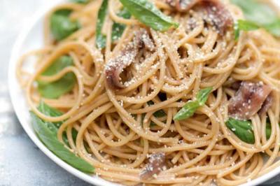 SPAGHETTI AU BLÉ COMPLET, ANCHOIS ET BASILIC