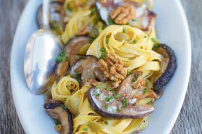 Tagliatelle aux cèpes, noix et olives lucques