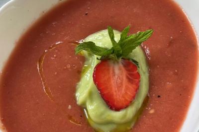 Soupe de tomates fraises-avocat
