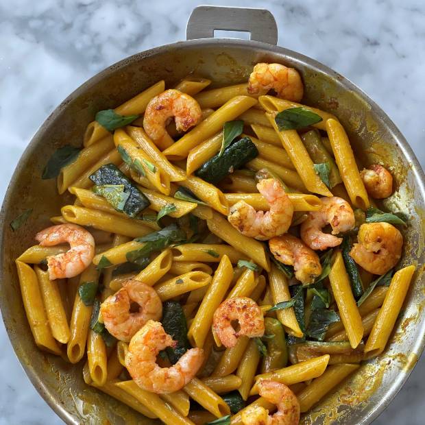 Penne aux crevettes, courgettes, curcuma et bouillon épicé Penne aux crevettes, courgettes, curcuma et bouillon épicé
