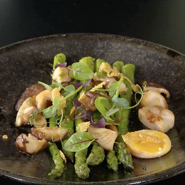 Asperges vertes, jaune d’œuf, shiitakes et parmesan de Laurent Asperges vertes, jaune d’œuf, shiitakes et parmesan de Laurent