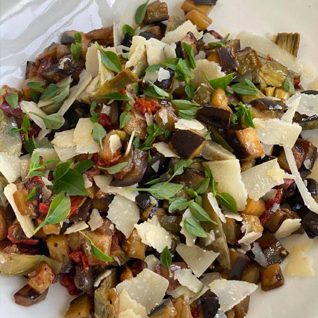 Salade d’artichauts et aubergine aux olives noires Salade d’artichauts et aubergine aux olives noires