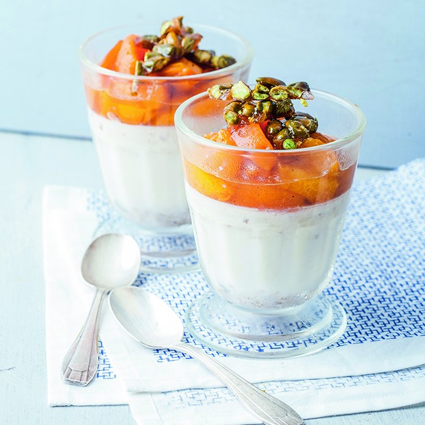 Blanc-manger aux amandes, compote d’abricots au miel, pistaches croquantes Blanc-manger aux amandes, compote d’abricots au miel, pistaches croquantes