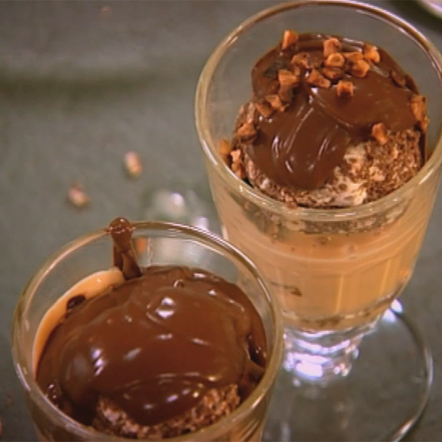 Coupes croustillantes au fudge caramel Coupes croustillantes au fudge caramel