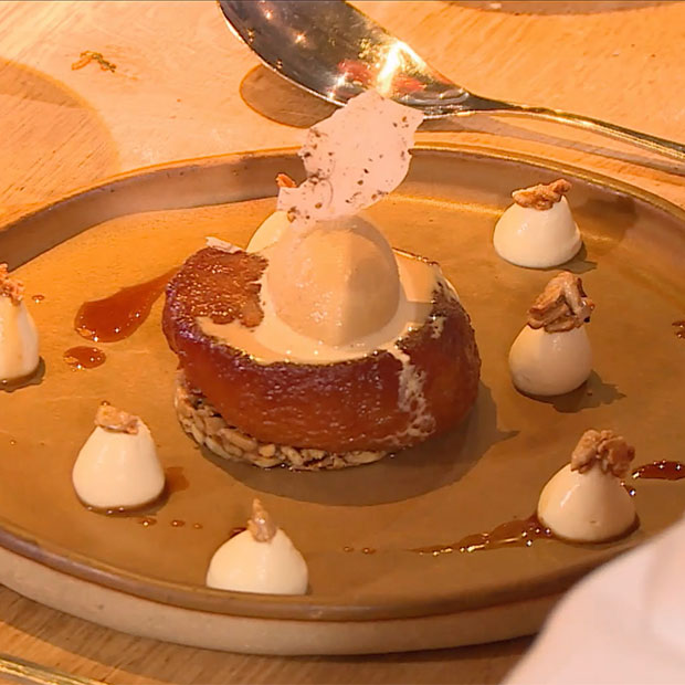 Poire comice façon tatin à la vergeoise et glace chicorée de Sébastien Poire comice façon tatin à la vergeoise et glace chicorée de Sébastien