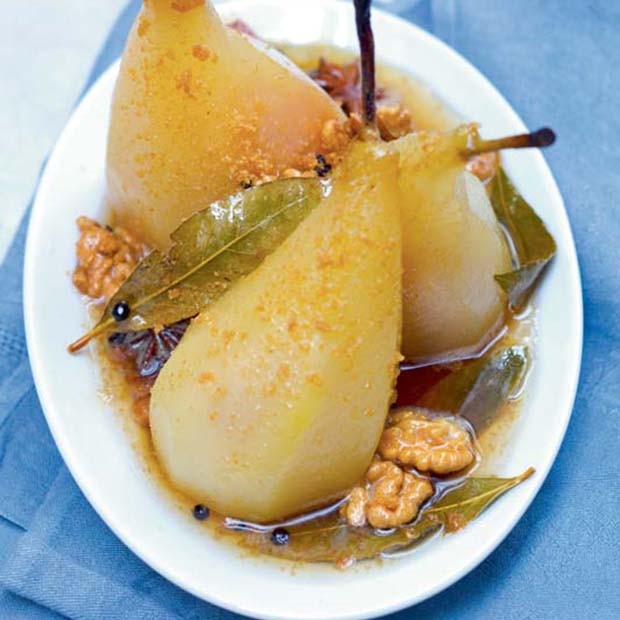 Poires pochées au laurier, miel et vinaigre de cidre Poires pochées au laurier, miel et vinaigre de cidre