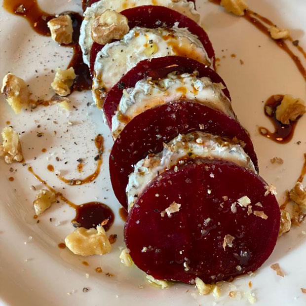 Mille-feuille de betterave et chèvre frais Mille-feuille de betterave et chèvre frais