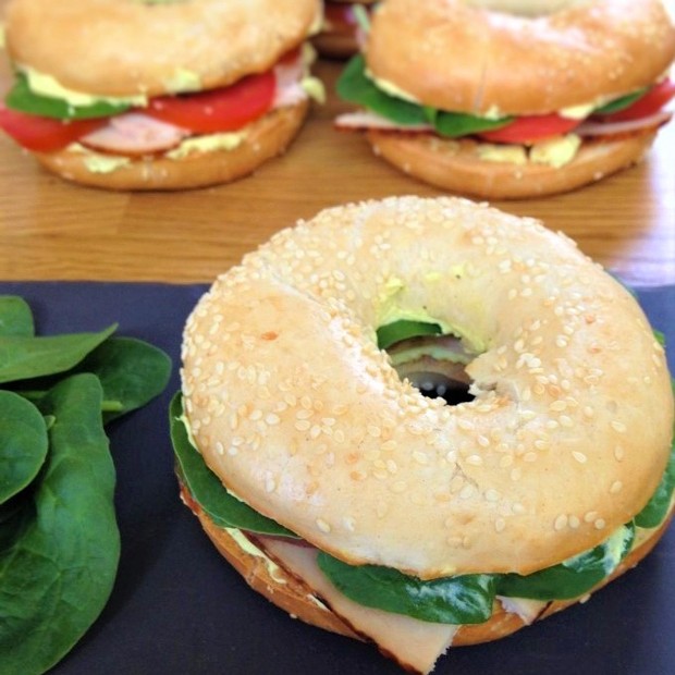 Bagels au poulet fumé et cornichons doux Bagels au poulet fumé et cornichons doux