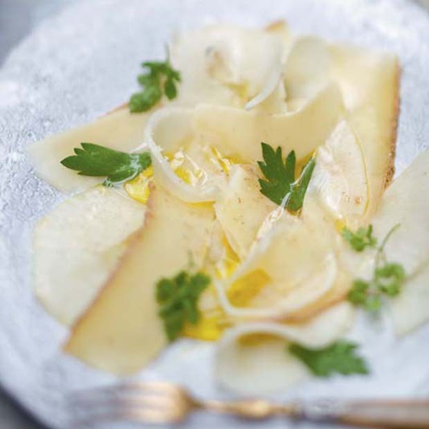 Carpaccio de radis noir au vieux comté Carpaccio de radis noir au vieux comté