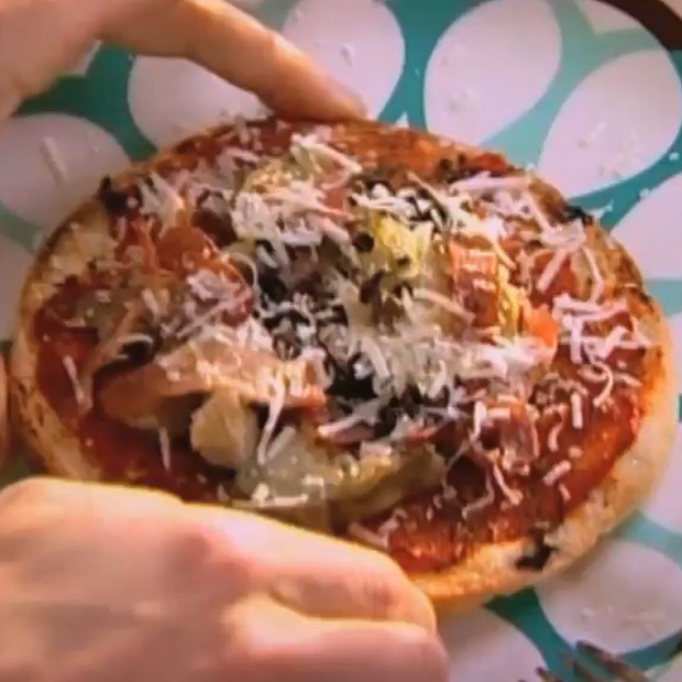 Pizza pita aux cœurs d’artichauts et aux câpres Pizza pita aux cœurs d’artichauts et aux câpres