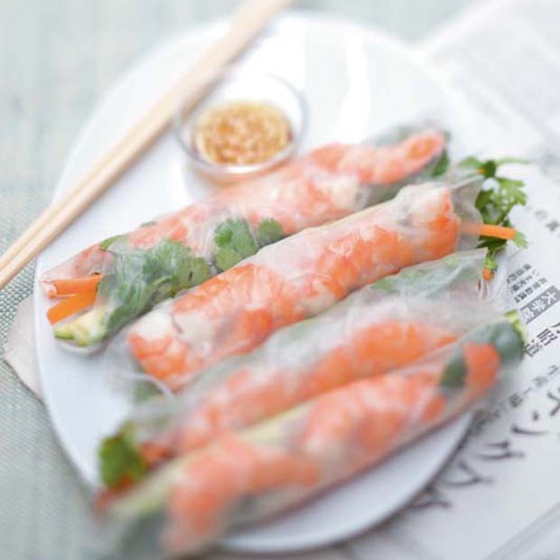 Rouleaux de printemps aux crevettes et à la mangue verte Rouleaux de printemps aux crevettes et à la mangue verte