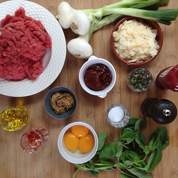 Tartare de bœuf au parmesan et au basilic Tartare de bœuf au parmesan et au basilic