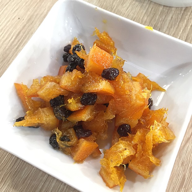 Oranges confites à la cannelle et aux raisins secs de Julie Oranges confites à la cannelle et aux raisins secs de Julie
