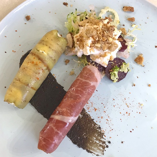 Autour du chèvre au piment d’Espelette, aubergine et jambon Ibaïama d’Andrée Rosier Autour du chèvre au piment d’Espelette, aubergine et jambon Ibaïama d’Andrée Rosier
