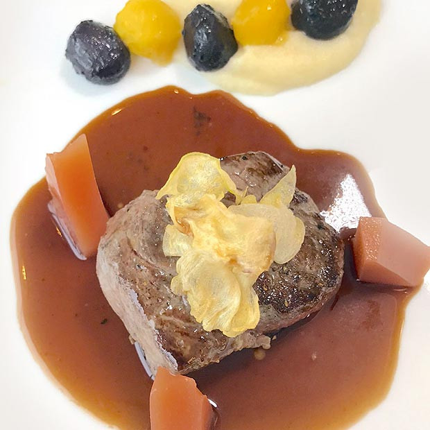 Bison d’Auvergne, mousseline de céleri, billes de carottes et gelée de coing de Marlène Chaussemy Bison d’Auvergne, mousseline de céleri, billes de carottes et gelée de coing de Marlène Chaussemy