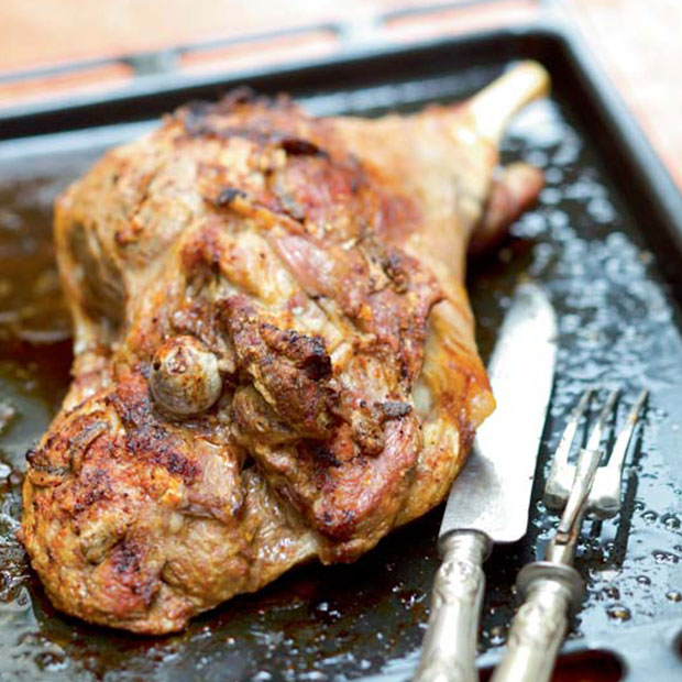 Gigot d’agneau occitan piqué d’anchois et haricots blancs aux olives Gigot d’agneau occitan piqué d’anchois et haricots blancs aux olives