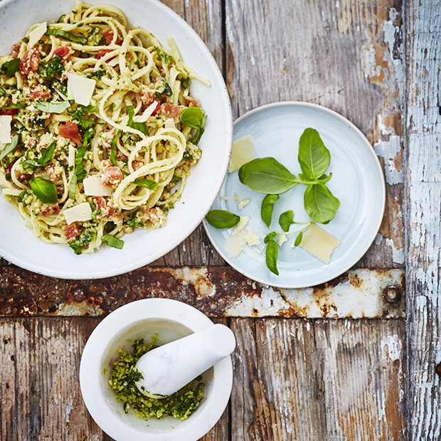 Linguine alla trapanese (amandes-tomates-basilic) Linguine alla trapanese (amandes-tomates-basilic)
