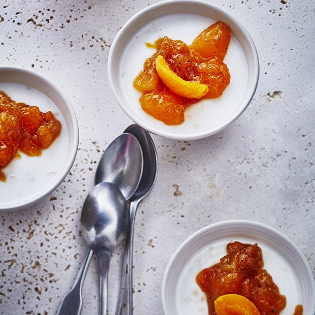 Blanc-manger aux amandes, lait de coco et abricots vanillés Blanc-manger aux amandes, lait de coco et abricots vanillés