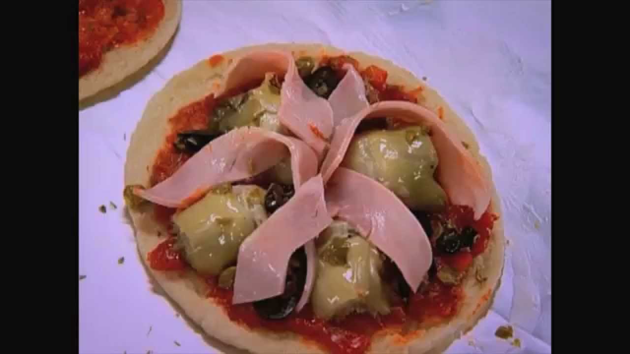 Video Pizza pita aux cœurs d’artichauts et aux câpres